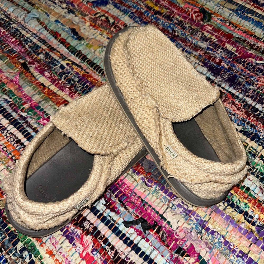 SANUK SIZE 9 ROUNDER/VAGABOND BURLAP SLIP ON